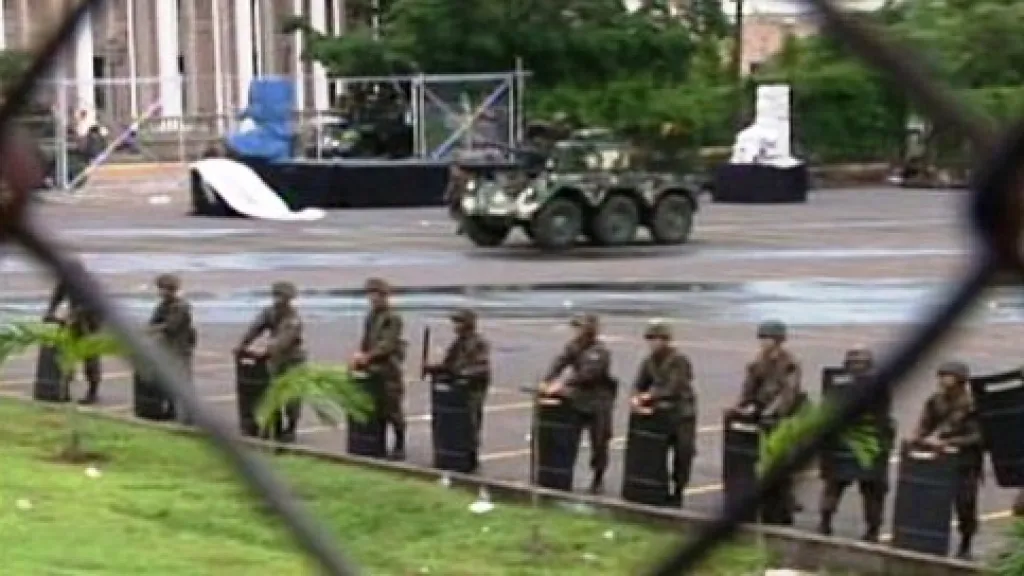 Armáda před prezidentským palácem v Hondurasu
