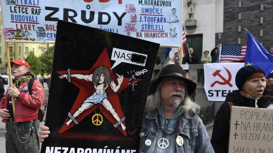 Odpůrci komunistů na akci KSČM na náměstí Jiřího z Poděbrad v Praze