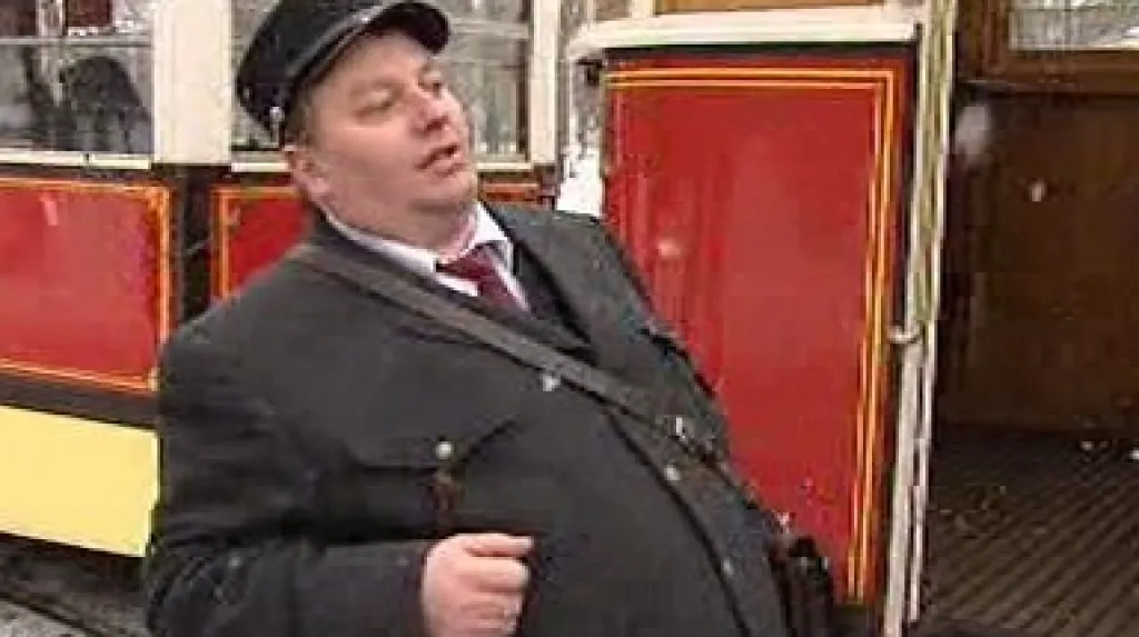 Průvodčí u historické tramvaje