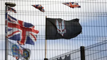 Vlajka se znakem speciálních jednotek armády „Special Air Service“ a britská vlajka