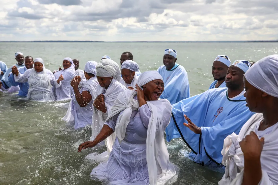 Na britské pláži Southend-on-Sea se 25. srpna 2019 odehrál hromadný křest nových členů baptistické církve