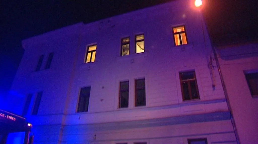 Plzeňskému domu vzplála střecha