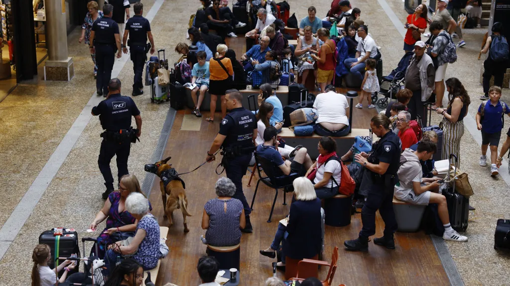 Cestující čekají na nádraží v Bordeaux (snímek z 26. července)