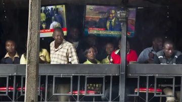 Keňané sledují policejní zásah proti lidem nespokojeným s rozhodnutím soudu
