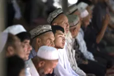 Systematickým přesidlováním Ujgurů Peking usiluje o rozklad komunity, upozornila BBC na čínskou studii