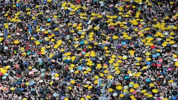Žlutý deštník se stal symbolem demonstrace v Hongkongu