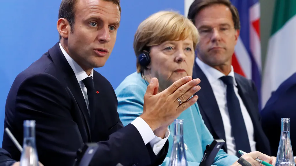 Macron, Merkelová a Rutte během tiskové konference před summitem G20