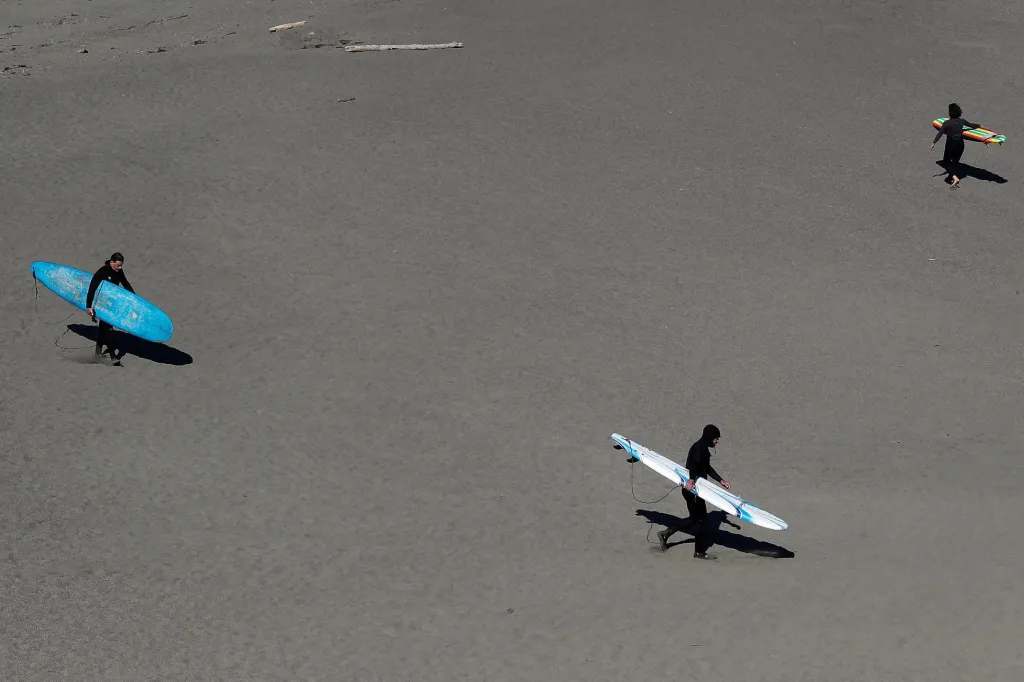 V Kalifornii platí nouzový stav. Pláže jsou vylidněné, a tak moře využívají surfaři poblíž Bodega Bay
