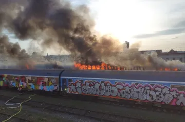 Na Dolním nádraží v Brně vzplály vagony a lokomotiva. Hasiči škodu odhadli na 750 tisíc