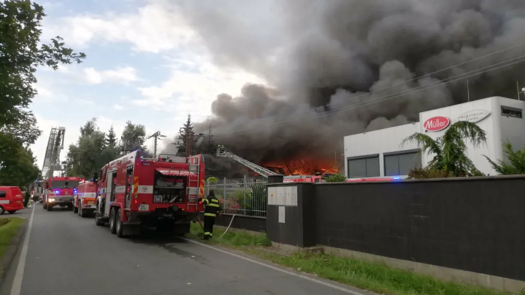 Požár haly v pražské Uhříněvsi