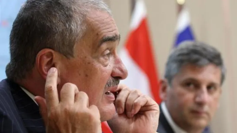 Ministři zahraničí ČR a Rakouska Karel Schwarzenberg a Michael Spindelegger na brífinku ve Vídni