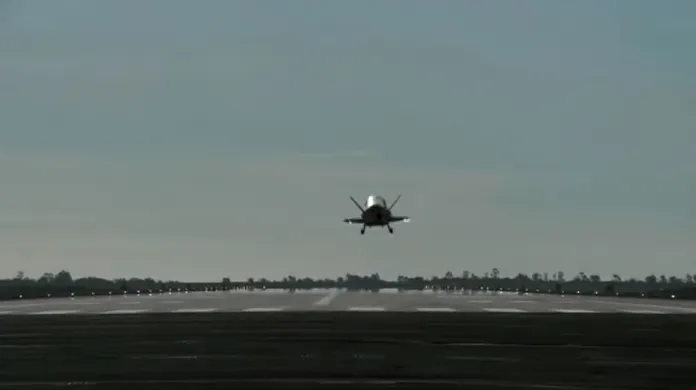 Přistání miniraketoplánu X-37B