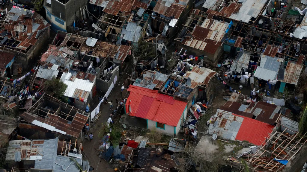 Zničené domy na Haiti