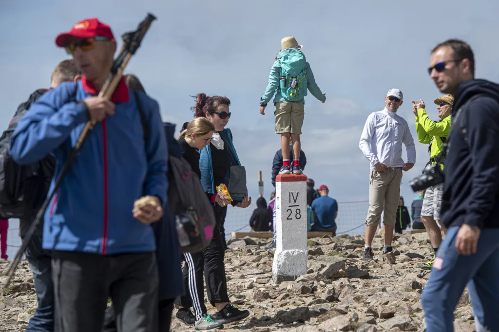 Turisté na Sněžce