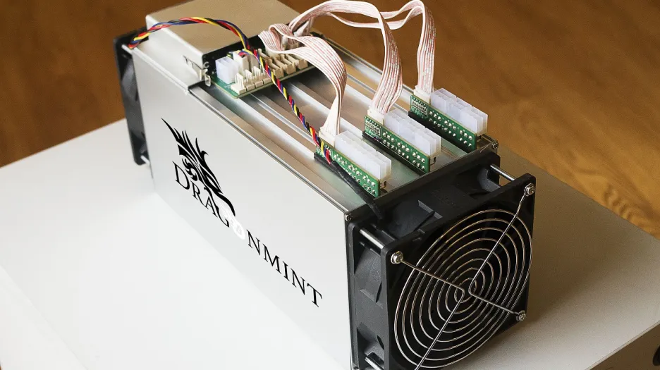 Příklad specializovaného zařízení (ASIC miner) pro těžbu bitcoinů