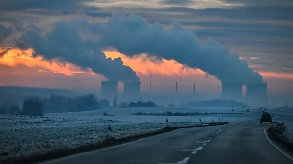 Východ slunce nad Jadernou elektrárnou Dukovany
