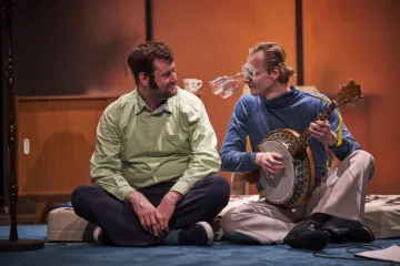 Juráček a Horáková v garsonce. Hra O Pavlovi vypovídá o samotě i střetu dvou výrazných osobností