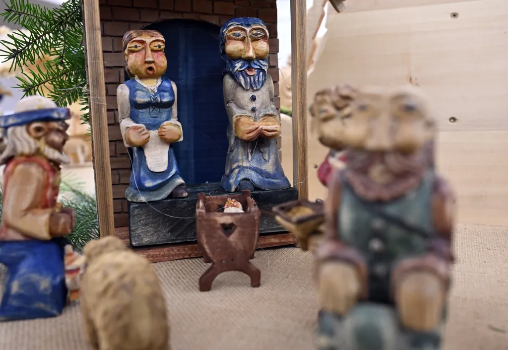 Exponáty byly vybrány tak, aby zastoupily všechny regiony a také ukázaly šíři materiálů i technologií, které autoři při zobrazování scény narození Ježíška používají