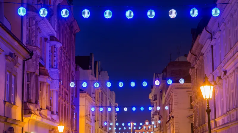 Instalace Zuzany Lednické v Riegrově ulici