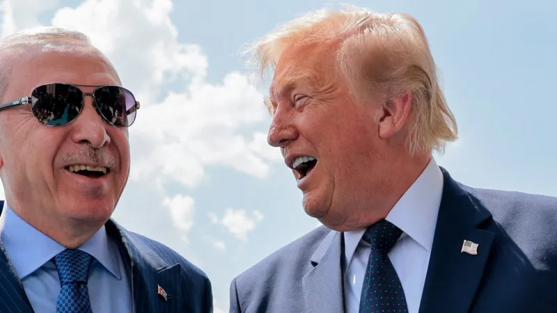 Americký prezident Donald Trump (vpravo) na snímku se svým tureckým protějškem Recepem Tayyipem Erdoganem