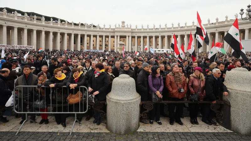 Věřící na Svatopetrském náměstí