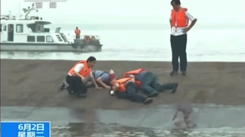 Z trupu lodi se ozývá klepání a volání o pomoc