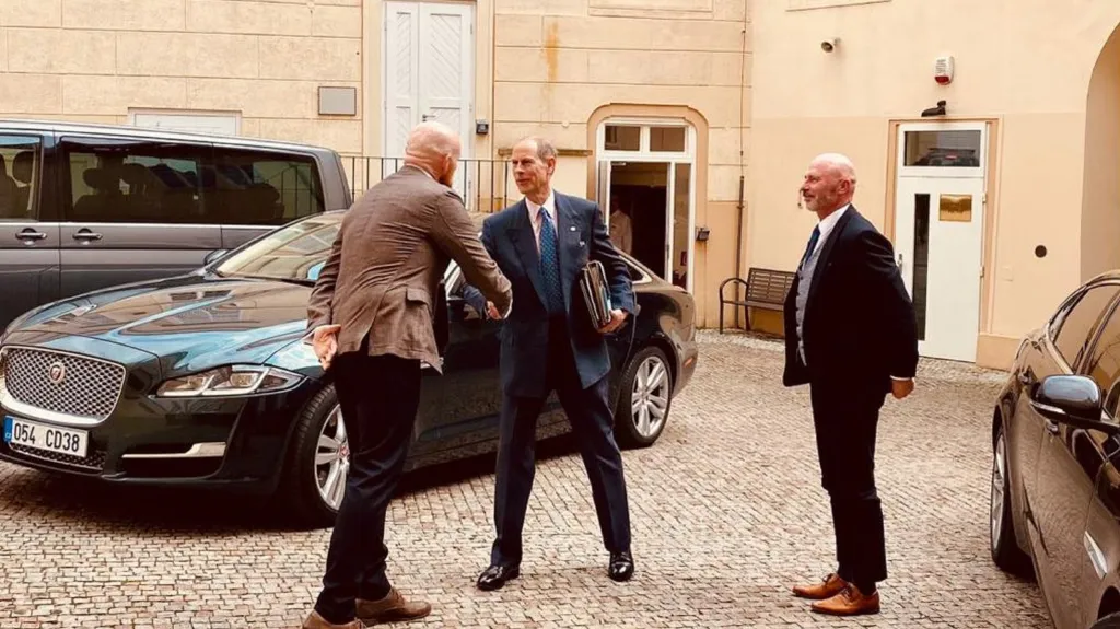 Britský velvyslanec v ČR Matthew Field vítá britského prince Edwarda