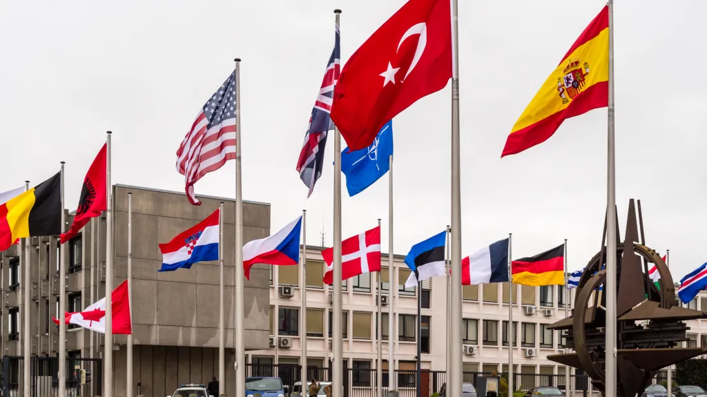 Turecká vlajka před sídlem Severoatlantické aliance v Bruselu