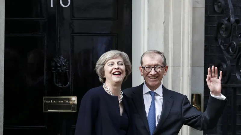 Mayová se svým manželem Philipem před Downing Street 10