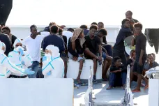 Z lodi na Sicílii se vylodilo všech 150 migrantů. Pomoc přislíbilo Irsko, Albánie i italská církev