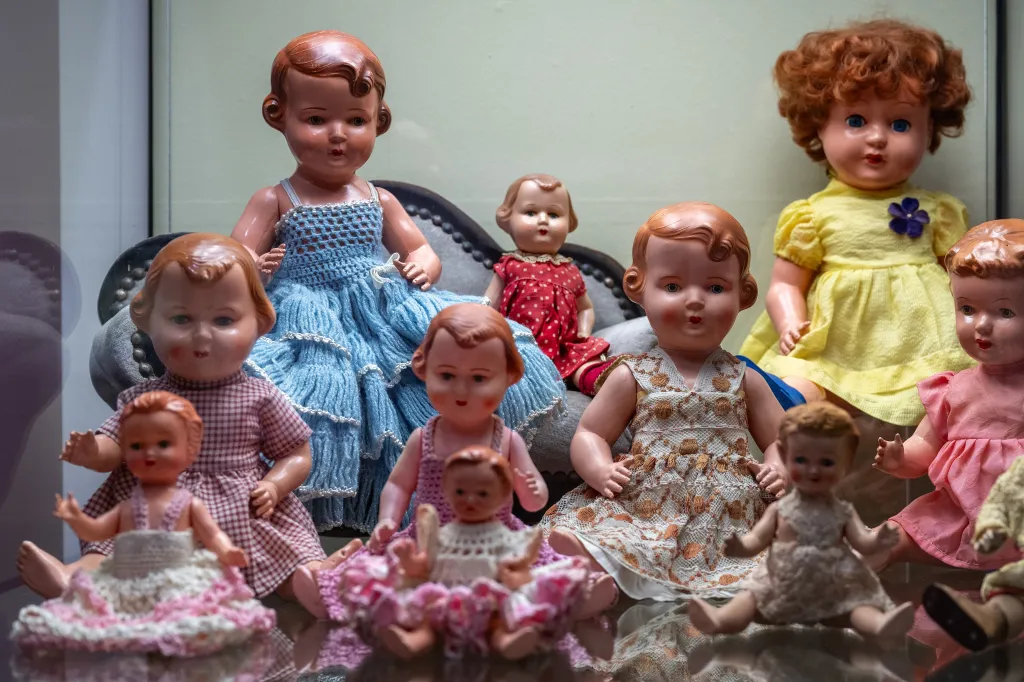 Součástí expozice jsou i plastové a porcelánové panenky