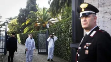 Italští Carabinieri před švýcarskou ambasádou