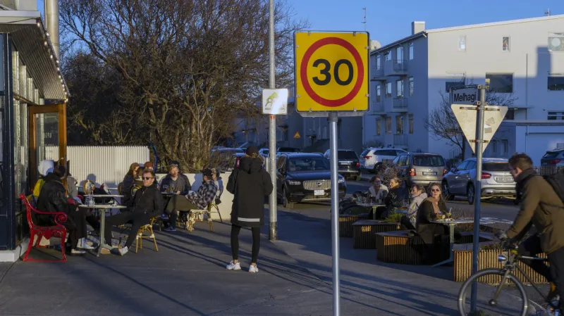 Islanďané mohou do restaurací a hospod