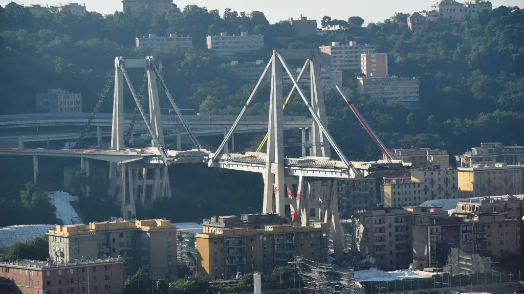Demolice zříceného mostu v Janově
