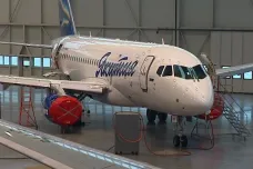 Aeroflot ruší po nehodě na Šeremeťjevu lety Superjetů 100. Petici za jejich uzemnění podepsalo 180 tisíc lidí