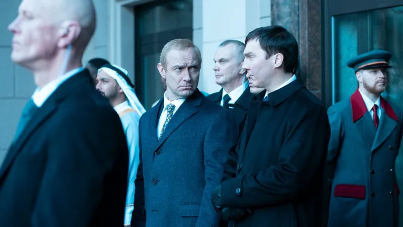 Jude Law a Paul Dano jako Putin a Baranov