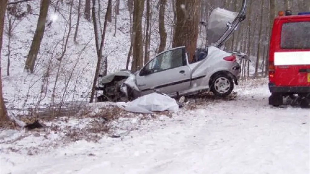 Automobil po nárazu do stromu