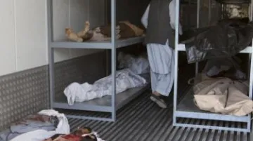 Muž se snaží identifikovat oběti střelby na autobus