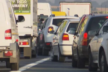 Ministr Ťok: Všem řidičům trpícím na D1 se omlouvám. Opozice kritizuje špatnou přípravu projektů
