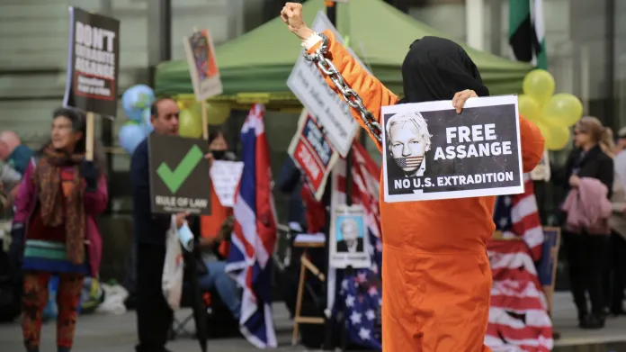 Demonstrace na podporu Assange během jeho procesu v Londýně
