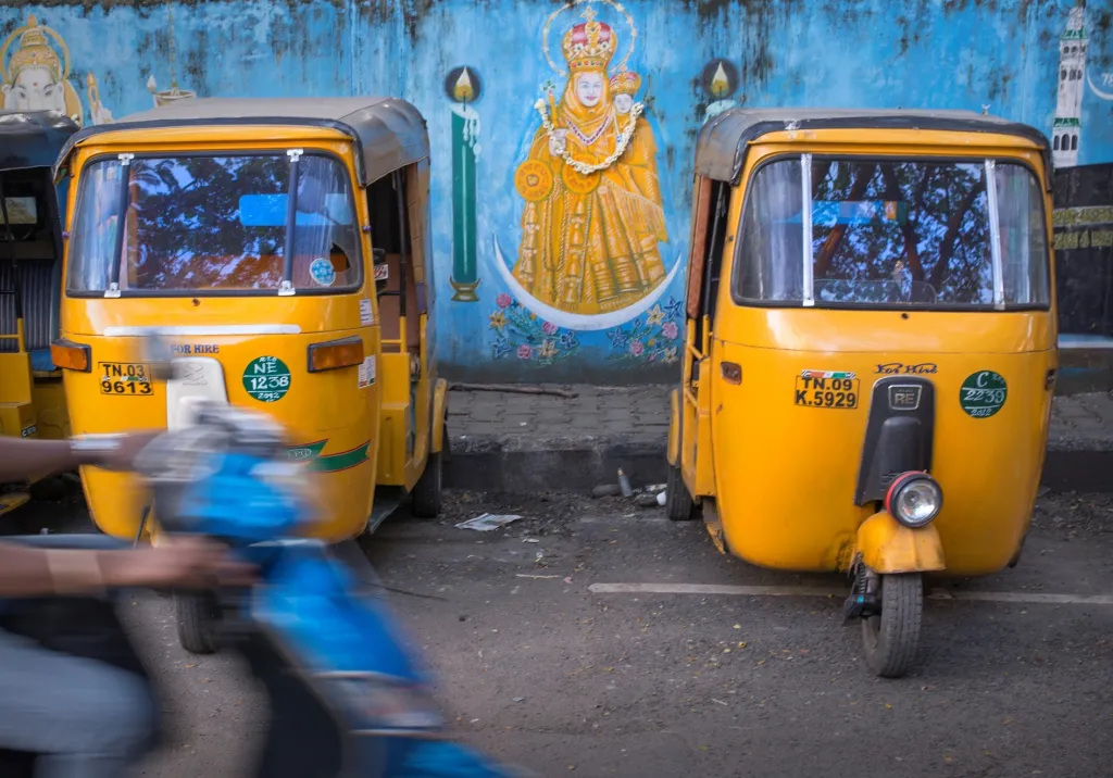 Ačkoliv v indickém i světovém tisku se občas objevují zmínky o šarvátkách mezi křesťany a hinduisty, jedná se o výjimky. Většinou křesťanská menšina žije v poklidu a přátelství se svými hinduistickými sousedy. Na zdi je proklamováno společné soužití vyobrazením hinduistického boha Ganeši, Panny Marie a mešity v Mekce