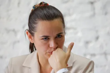 Cichanouská opustila Bělorusko, podle svého týmu pod nátlakem. Protesty pokračují