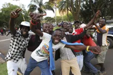 Mugabe rezignoval, uvedl předseda zimbabwského parlamentu. Lidé slaví v ulicích