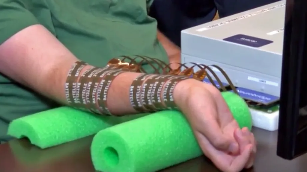 Američan ovládá pomocí myšlenek vlastní ochrnutou ruku