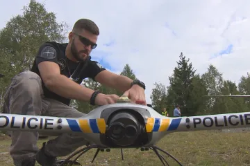 Policejní drony sledují nepovolené stanování nebo řidiče, kteří vjíždí, kam nemají. Technika je stále dokonalejší