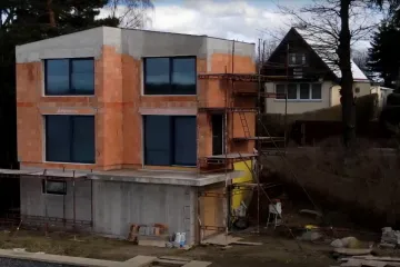 Kubova náměstkyně zřejmě postavila dům bez povolení. Černá stavba to není, tvrdí