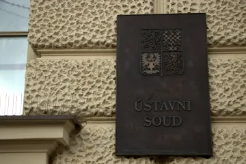 ÚS: Muž, který vyhrožoval úřednicím, byl nepřiměřeně dlouho ve vazbě