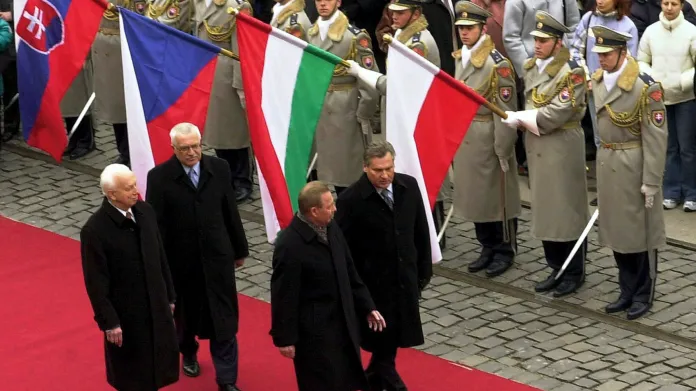 Visegrádští prezidenti krátce před vstupem do EU v roce 2004: Ferenc Mádl, Václav Klaus, Rudolf Schuster, Aleksander Kwasniewski