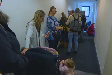 Mámy a tátové mířili na úřady práce. Kvůli změnám v rodičovské se tvořily fronty, lidé čekali desítky minut