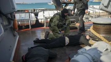 Ruští vojáci převzali kontrolu nad ukrajinskými loděmi